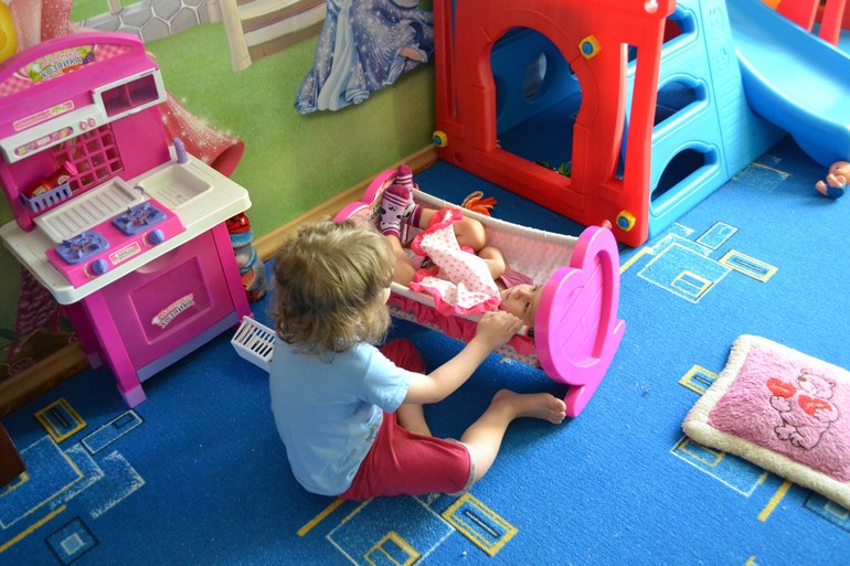 зашла в комнату и вижу...