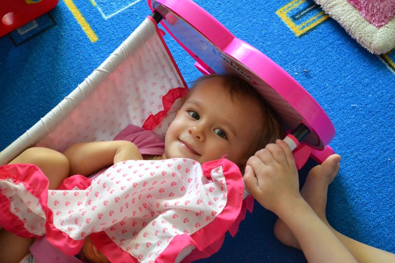 зашла в комнату и вижу...