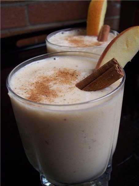 Яблочно-банановый смузи с медом и корицей