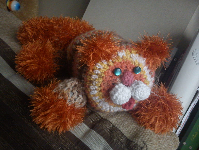 Счастливый рыжий кот))