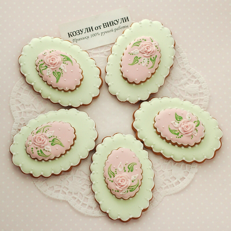 Нежные пряничные пригласительные на свадьбу. Могут служить и рассадочными карточками. На бирке дата, инициалы молодоженов и имя гостя.