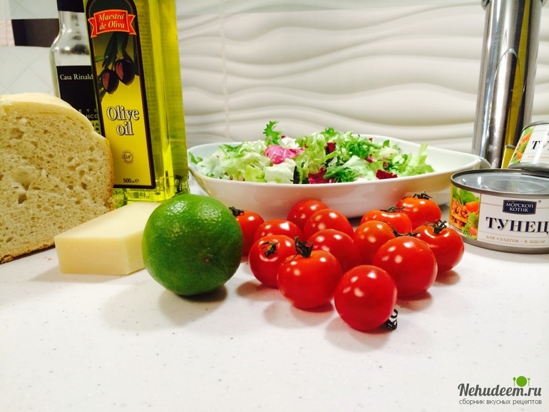Салат с тунцом и гренками
