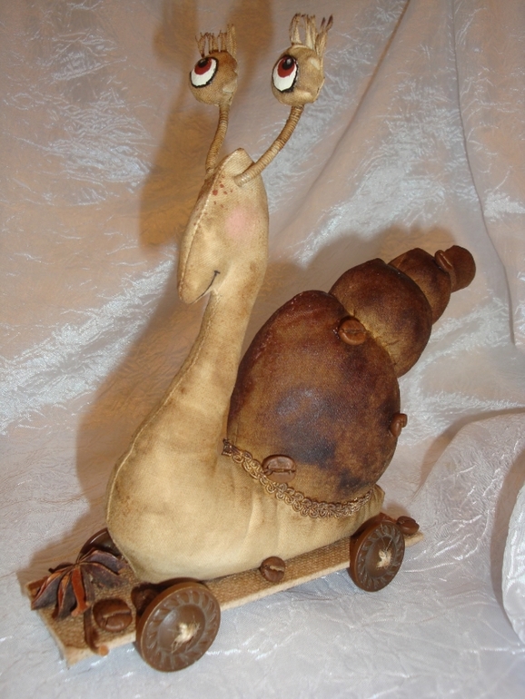 Моя первая тильда: кофейная улитка с глазами-перископами на скейте.