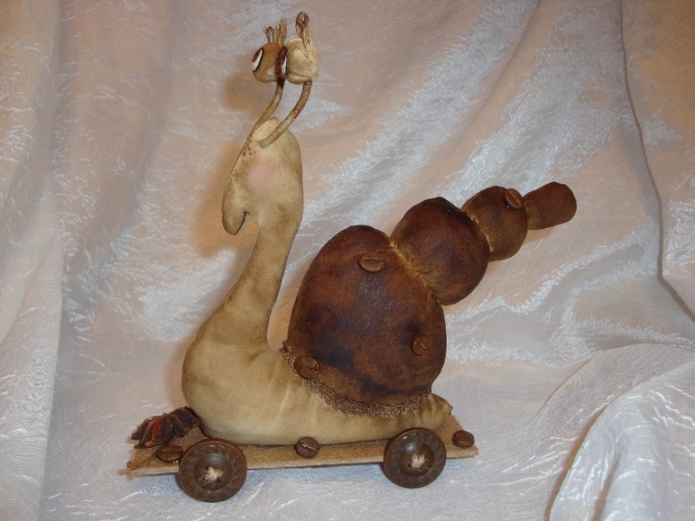 Моя первая тильда: кофейная улитка с глазами-перископами на скейте.