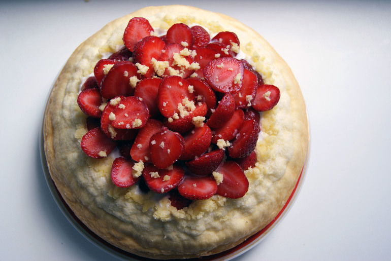 Бисквитный торт с клубникой