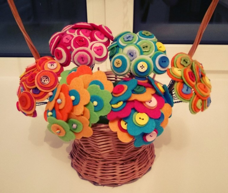 Букеты из фетра и пуговиц. Чудесный подарок на любой праздник:-)