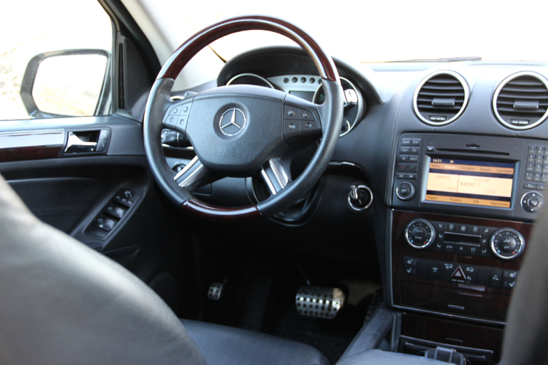 Продаю свою любимую машинку!!! Мерседес бенс ML350 объем 3,5