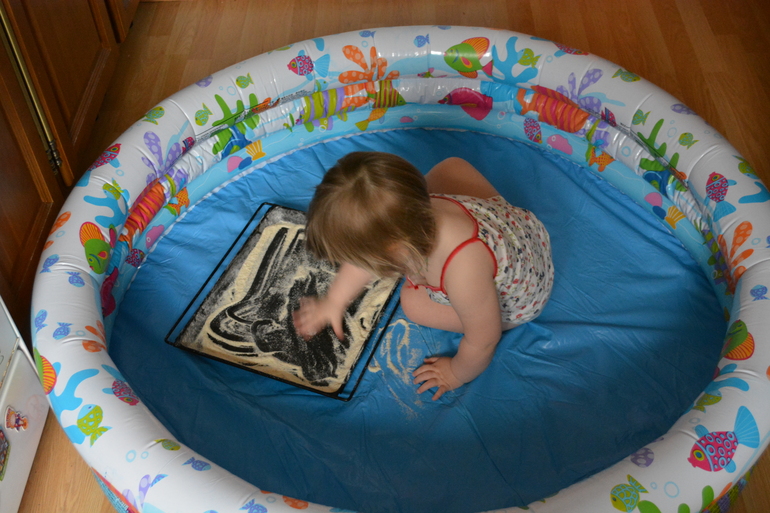 Надувной бассейн для игр с сыпучкой и рисования.