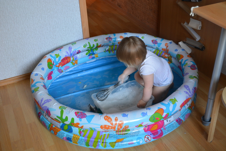 Надувной бассейн для игр с сыпучкой и рисования.