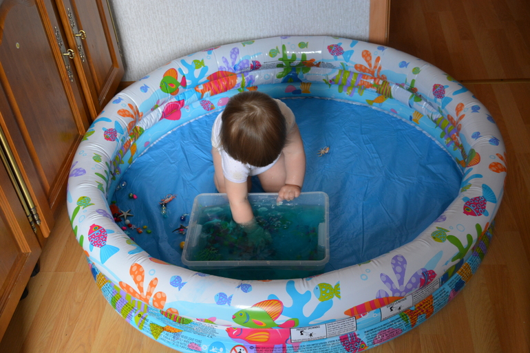 Надувной бассейн для игр с сыпучкой и рисования.