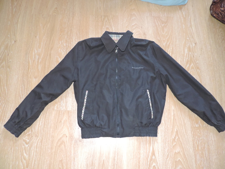 Продаю куртку ветровку Burberry р М  1500 руб