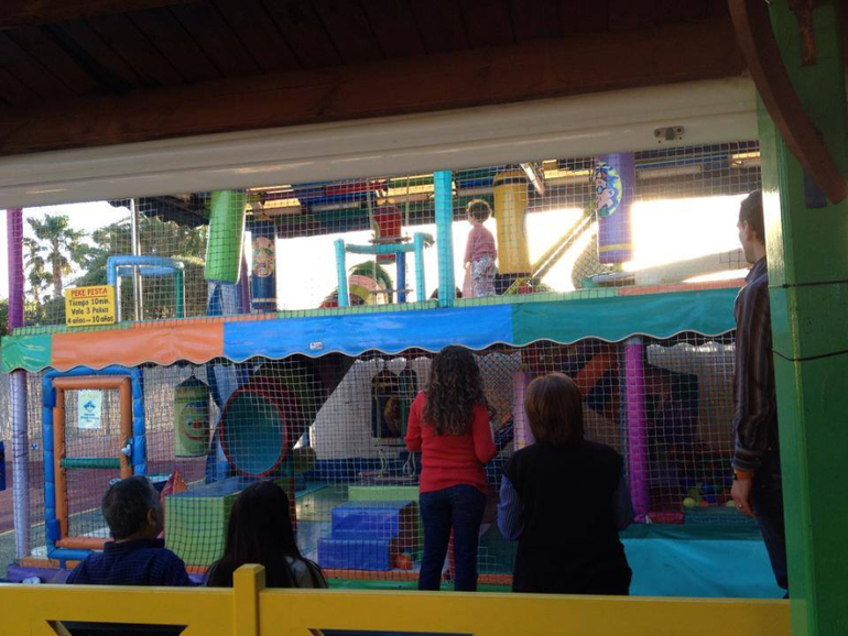 Лушее место для отдыха с малышами - Испания, маленькое море.