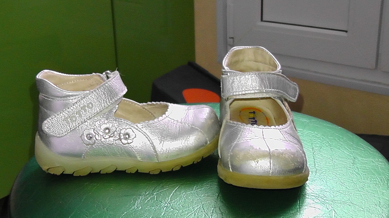 ТУФЛИ ТОТТО 22 размер, по стельке 14.5см. УГГИ австралия бежевые (новые) 21размер, по стельке 12см. УГГИ т. синие 21 размер, по стельке 12.5см. САНДАЛИИ ОРТОДОН В/Б 22 размер,  б/у по стельке 13см. ВСЕ В ОТЛИЧНОМ СОСТОЯНИИ!!!