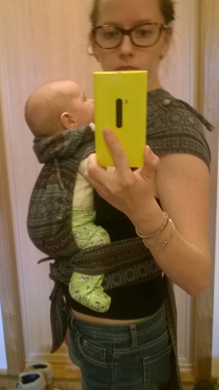 Шарфомай. подскажите, правильно ли сидит малыш?