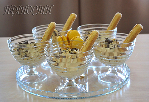 Макарунки и сливочно-кофейный крем с шоколадом .