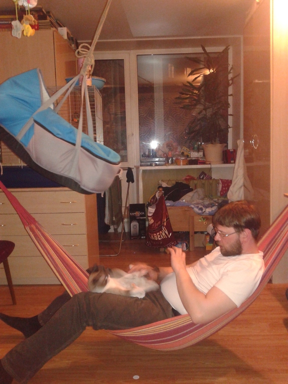 как папа успокаиваеи ребенка