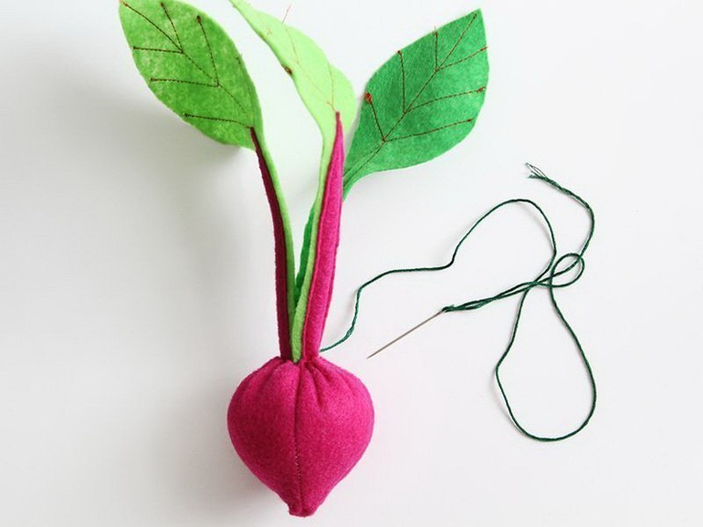 Фетровая грядка с ягодами и овощами