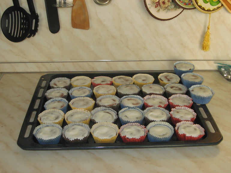 Кексы с кусочками ананасов.