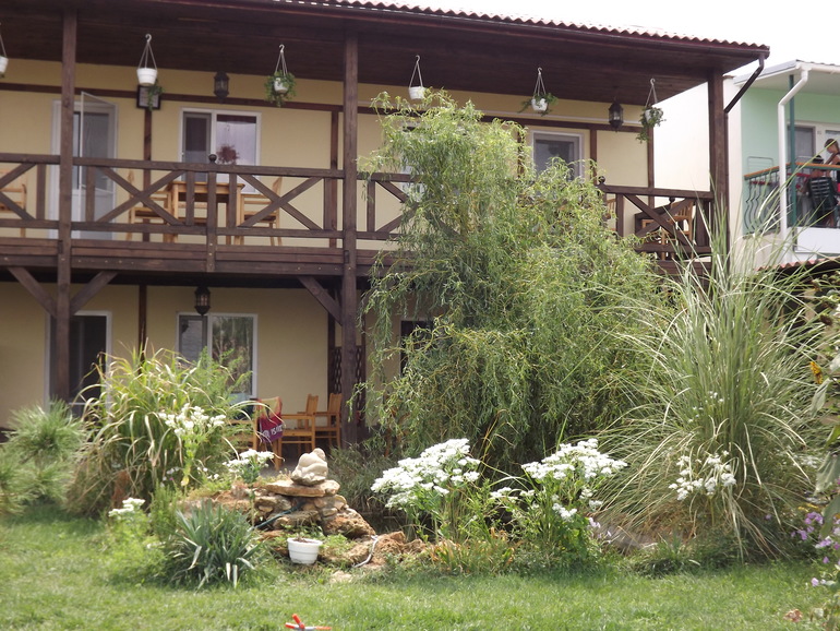 Май-июнь скидка на 50%. Приглашаем на отдых в небольшой частный пансионат Уютная дача, в курортный пригород Евпатории, Заозерное-Песчанка