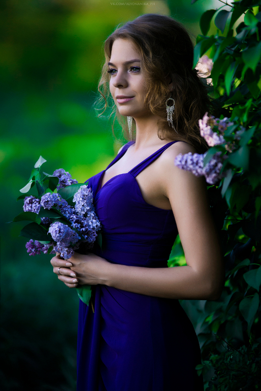 В своем первом посте хочу поделиться с Вами своей самой свежей фотосессией. Весна. Май. Сирень. Прекрасная Светлана :)