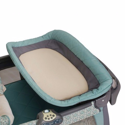 Манеж-кровать Graco с шезлонгом . Оценочная стоимость 11500 рублей. 1 неделя - 700 рублей.  2 недели - 1000 рублей. 1 месяц - 1500 рублей.