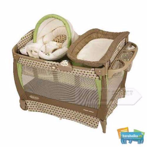 Манеж-кровать Graco с шезлонгом . Оценочная стоимость 11500 рублей. 1 неделя - 700 рублей.  2 недели - 1000 рублей. 1 месяц - 1500 рублей.