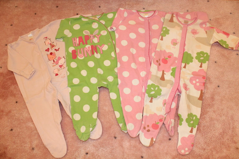 Одежда для девочки с рождения до года (слипы, боди, платья, джинсы, футболки, шапочки). РЕГИОН