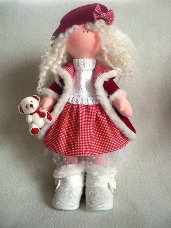 Блондинка в красном))