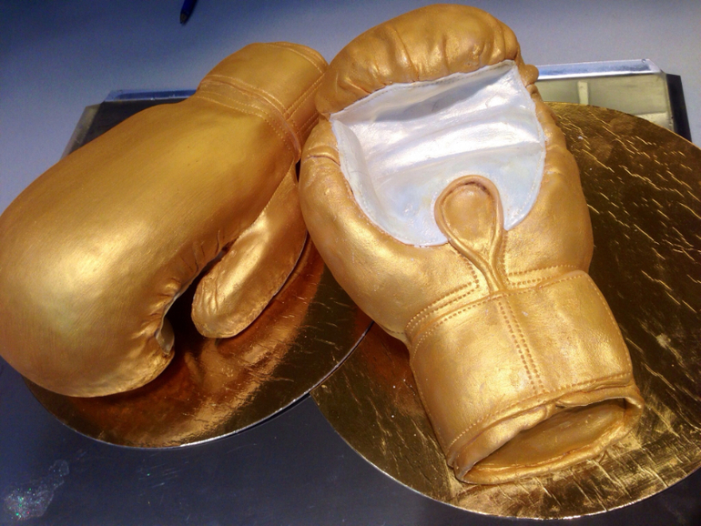 Для девушки, которая ободает сумки Биркин, театр, бокс и желтые цветы)))