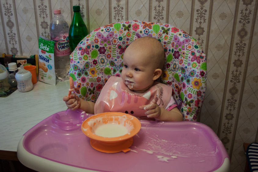 Попытка самостоятельно покушать, увенчалась успехом!