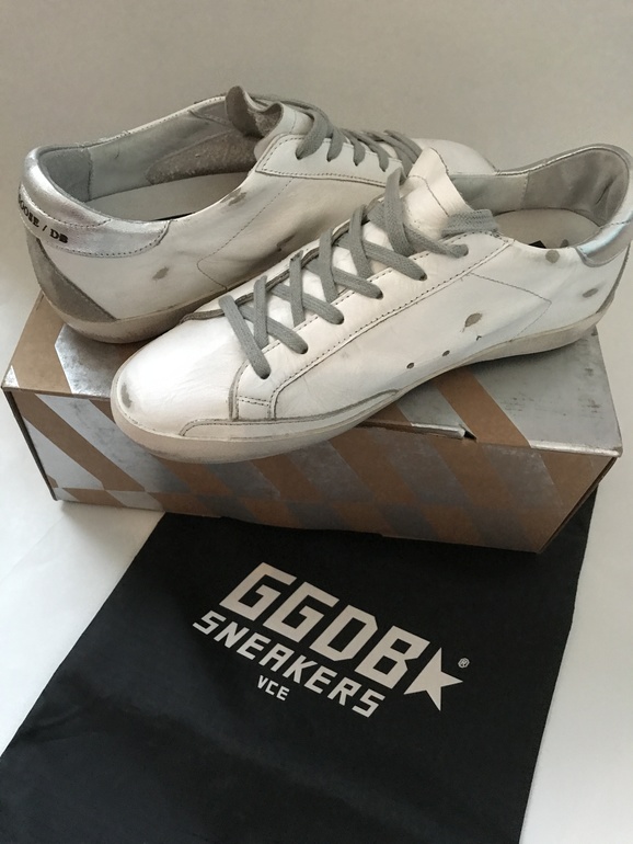 Стоят оригинал. Golden Goose кеды оригинал. Оригиналы Голден Гус кеды. Golden Goose коробка. Голден Гус оригинал.