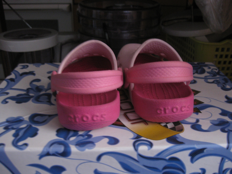 ПРОДАМ МНОГО ОБУВИ НА ДЕВОЧКУ ДО 3-х ЛЕТ CROCS ,SUPERFIT
