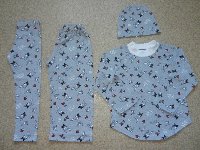 Пижамка с широкими штанишками из трикотажа.