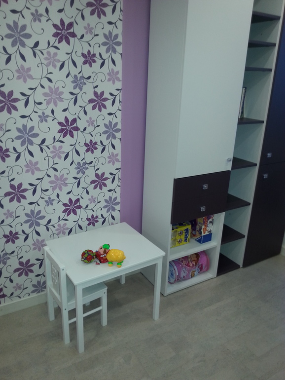 собрали мебель в детской.