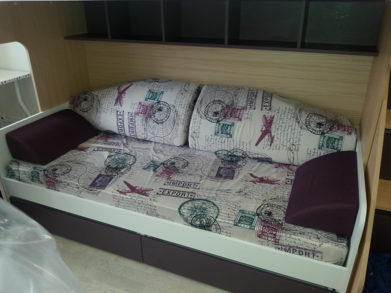 собрали мебель в детской.