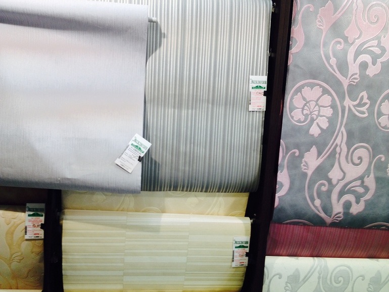 Спор по поклейке обоев.