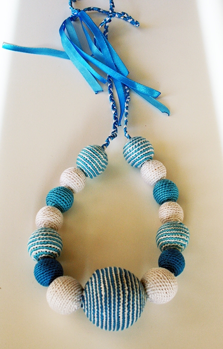 Бело-голубые бусы с погремушкой.