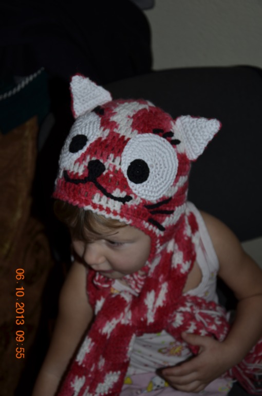 связалась шапочка и шарфик для дочи