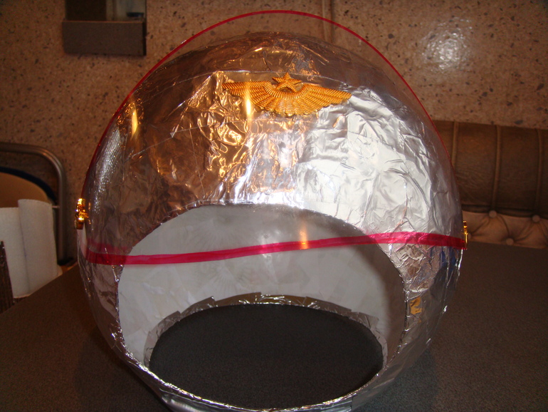 Скафандр космонавта своими руками. Шлем Космонавта папье маше. Космический шлем. Шлем для Космонавта из фольгированного утеплителя. Шлемкосмонава своими руками.
