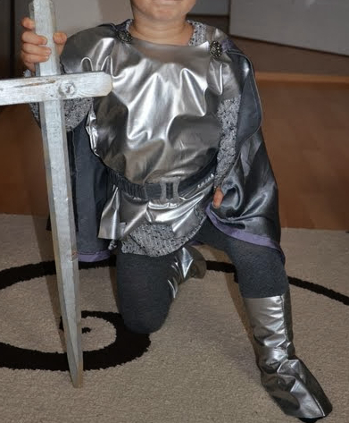 Костюм рыцаря на праздник рыцарей в садик.