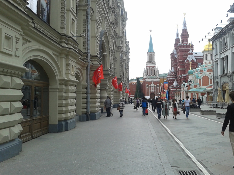 цветы он не дарит девчатам