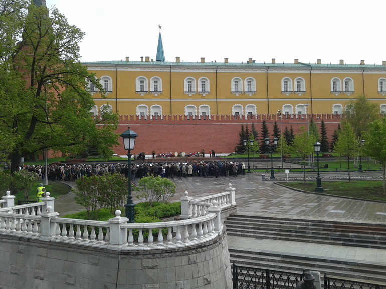 цветы он не дарит девчатам