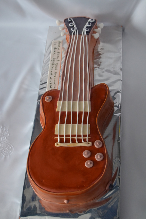 Торт -Гитара и разрезик