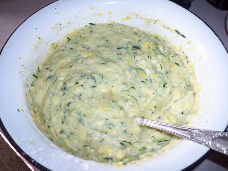 Кабачковый торт с грибами и помидорами.
