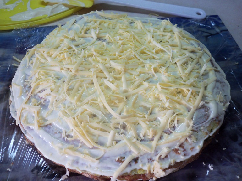 Кабачковый торт с грибами и помидорами.
