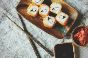 Миски, менажницы, тарелки и подносы...