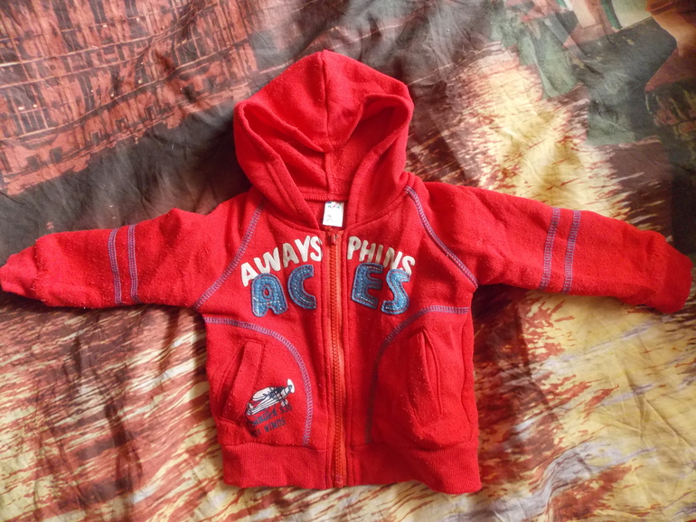 Много разной одежды для мальчика.