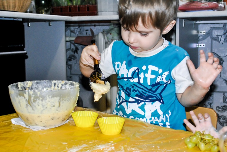 Готовим с детьми. Капкейки с изюмом и орехами.