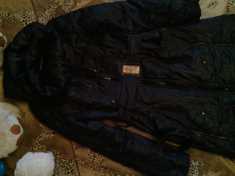 продам плащ на подкладке , размер 42, zara-basic, очень хорошее состояние. длина по колено, ремешок, капюшон, цвет темно серый.