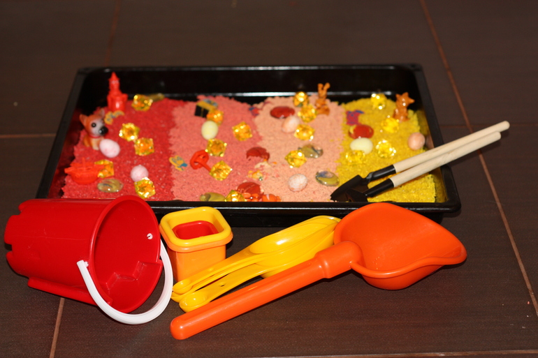 Сенсорная коробка в тёплых тонах